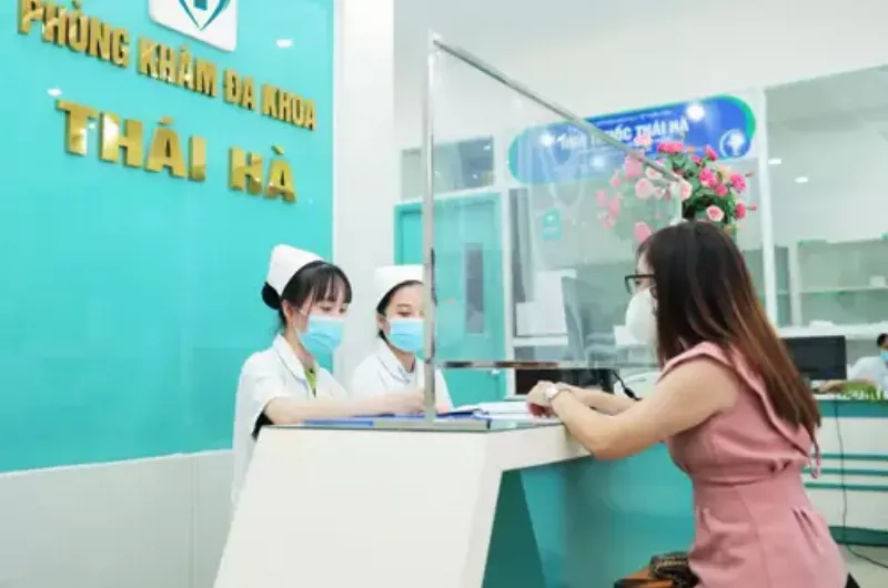 Chan dung bac si nam khoa dang tu van benh nhan ve suc khoe sinh san nam gioi, voi thai do chuyen nghiep va lang nghe